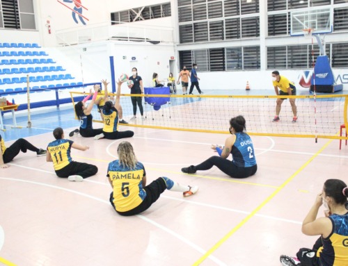Seleções feminina e masculina de vôlei sentado treinam no Colégio Master